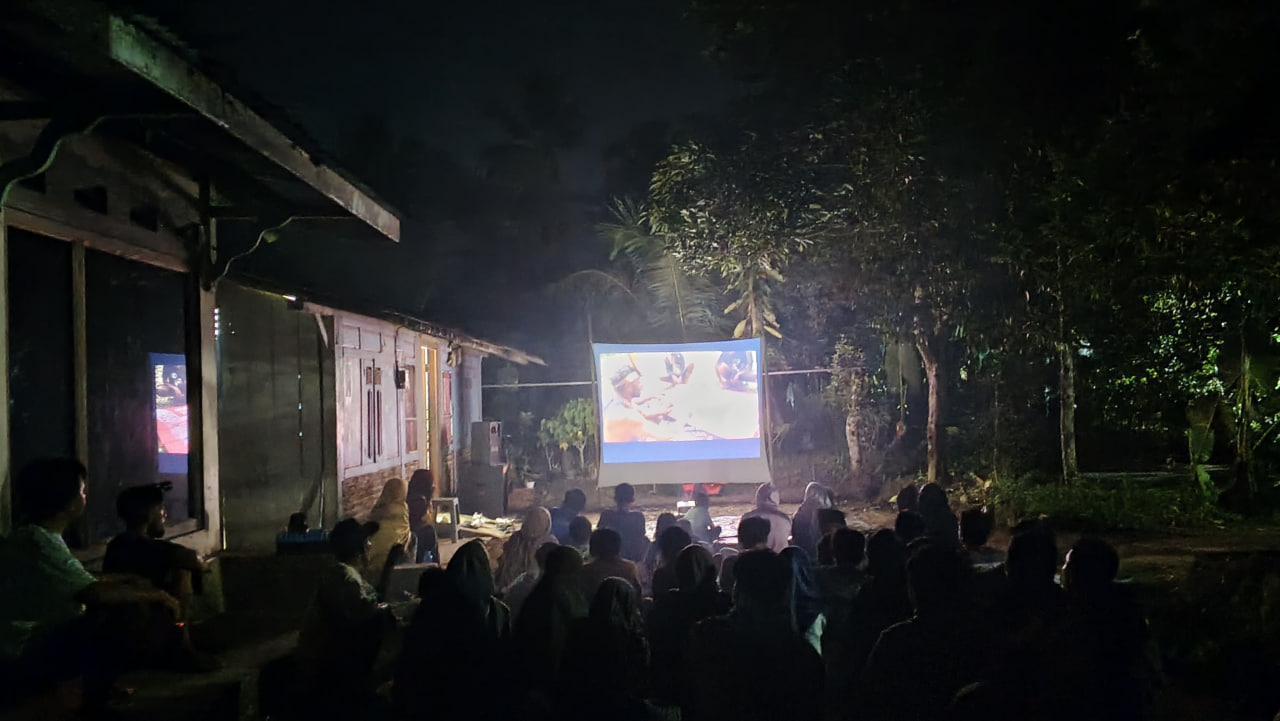 Suasana nobar di halaman Shankara Tani School, Badamita